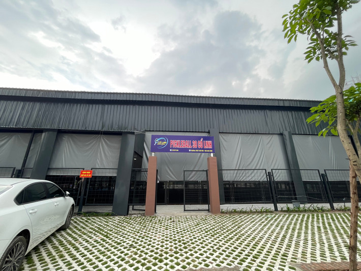Thực tế ghi nhận của phóng viên chiều ngày 21/5/2025, khu đất làm sân pickleball 38 Cổ Linh rộng trên 3.000m2, sân này xây dựng với hệ thống khung thép, mái che bạt, rào chắn kiên cố. Mặt sân được trải thảm asphalt hiện đại.