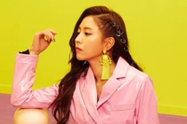 Nữ ca sĩ đình đám quốc tế nhảy nhót trên đường phố Việt Nam