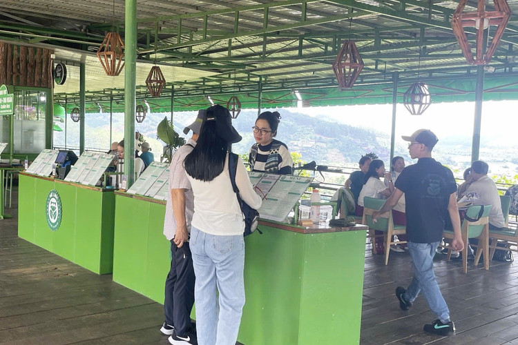 Quản lý cho biết giá thành được niêm yết trên menu, đã bao gồm chi phí tham quan, chụp hình tại quán. Quản lý cho biết giá thành được niêm yết trên menu, đã bao gồm chi phí tham quan, chụp hình tại quán.