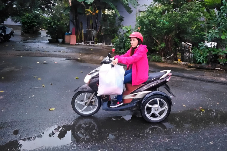 Ngoài giờ làm trên công ty, chị còn bán hàng online, chạy xe 3 bánh đi giao hàng. Ngoài giờ làm trên công ty, chị còn bán hàng online, chạy xe 3 bánh đi giao hàng.