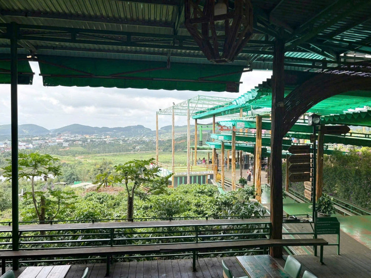 Khung cảnh nhìn từ vị trí ngồi của nhóm anh An. Khung cảnh nhìn từ vị trí ngồi của nhóm anh An.