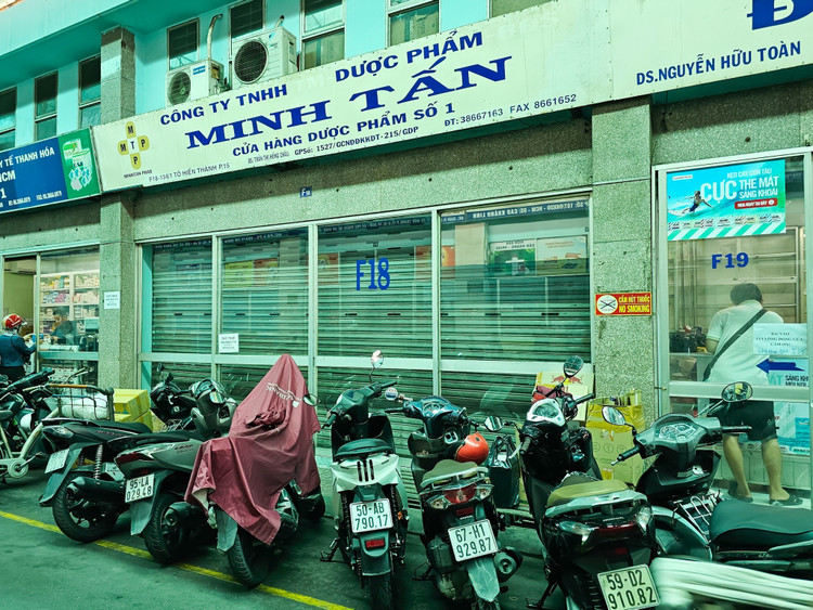 Những quầy dược phẩm, thiết bị y tế đóng cửa hoặc sang nhượng, không còn thuốc trên kệ. Những quầy dược phẩm, thiết bị y tế đóng cửa hoặc sang nhượng, không còn thuốc trên kệ.