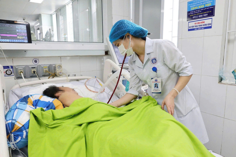 TS.BS Hà Thị Bích Vân thăm khám cho người bệnh - Ảnh BVCC bac-si.jpg