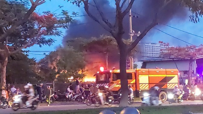 Ngọn lửa bùng phát vào khoảng 17h40.