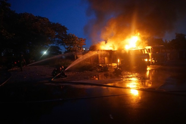 2 xe bồn chở xăng bị ngọn lửa thiêu rụi.