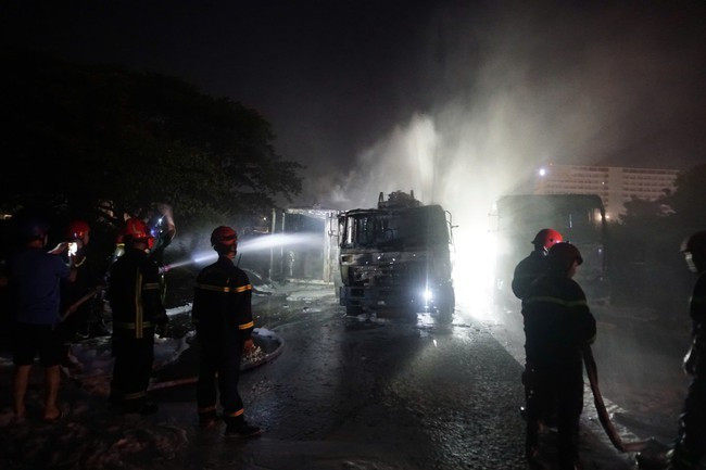 Đến 19h, vụ cháy cơ bản được khống chế.