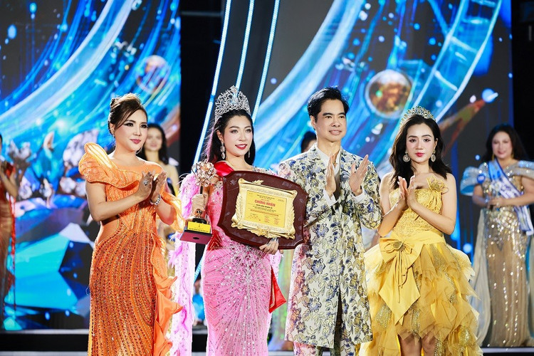 Chủ tịch Miss Business World tại Mỹ Đặng Gia Bena - nhà sáng lập cuộc thi, Trưởng Ban giám khảo - danh ca nhạc sĩ Ngọc Sơn cùng Trưởng Ban Cố vấn - Hoa hậu Nhân ái của Hoa hậu Doanh nhân Hòa bình 2024 Nguyễn Thị Phương trao giải cho Quách Thị Phương Thảo. hh-nhan-ai-4.jpg