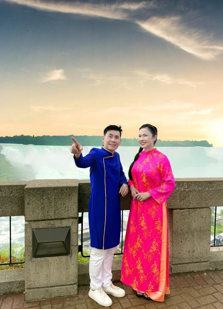 Đoan Trường - Việt Trinh chụp ảnh mặc áo dài tại thác Niagara nằm giữa đường biên giới tự nhiên của Mỹ và Canada. hinh-1-1.jpg