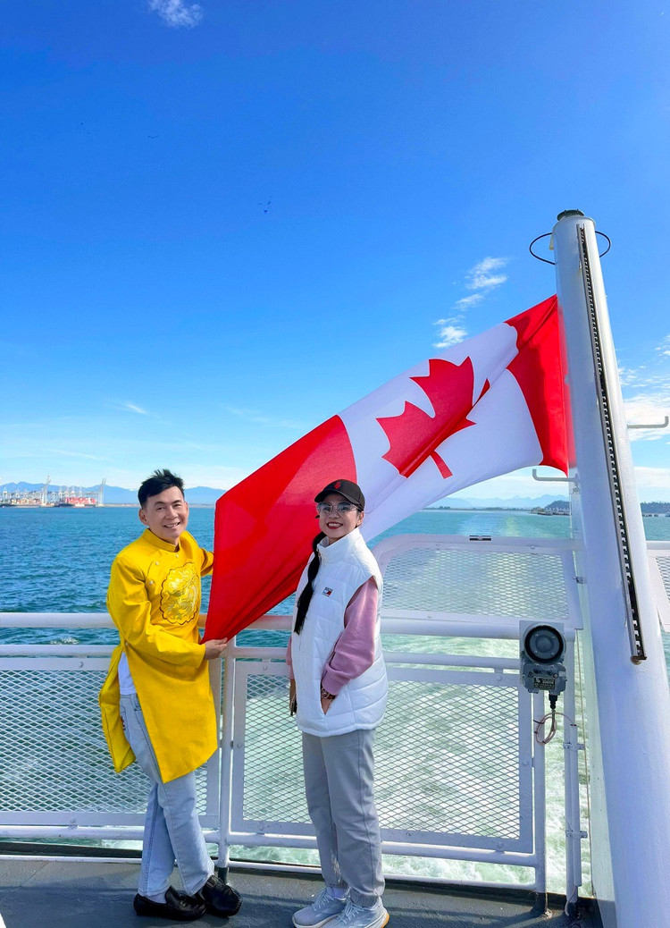 Hai nghệ sĩ trong chuyến du lịch Canada. hinh-2.jpg