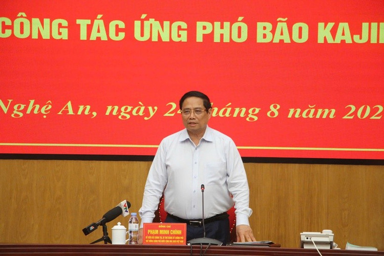 Thủ tướng nêu rõ, công tác chuẩn bị phải kỹ lưỡng, từ sớm từ xa, ngay từ khi bão chưa vào - Ảnh VGP/Nhật Bắc thu-tuong-chi-dao-khan-1.jpg