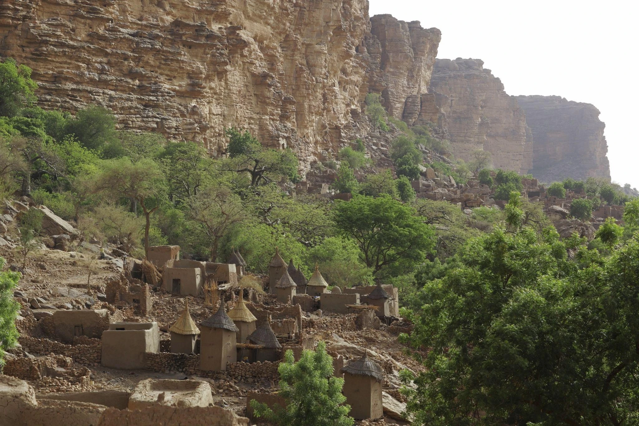 Sửng sốt ngôi làng cổ xưa treo trên vách đá cao 500 mét ở châu Phi 