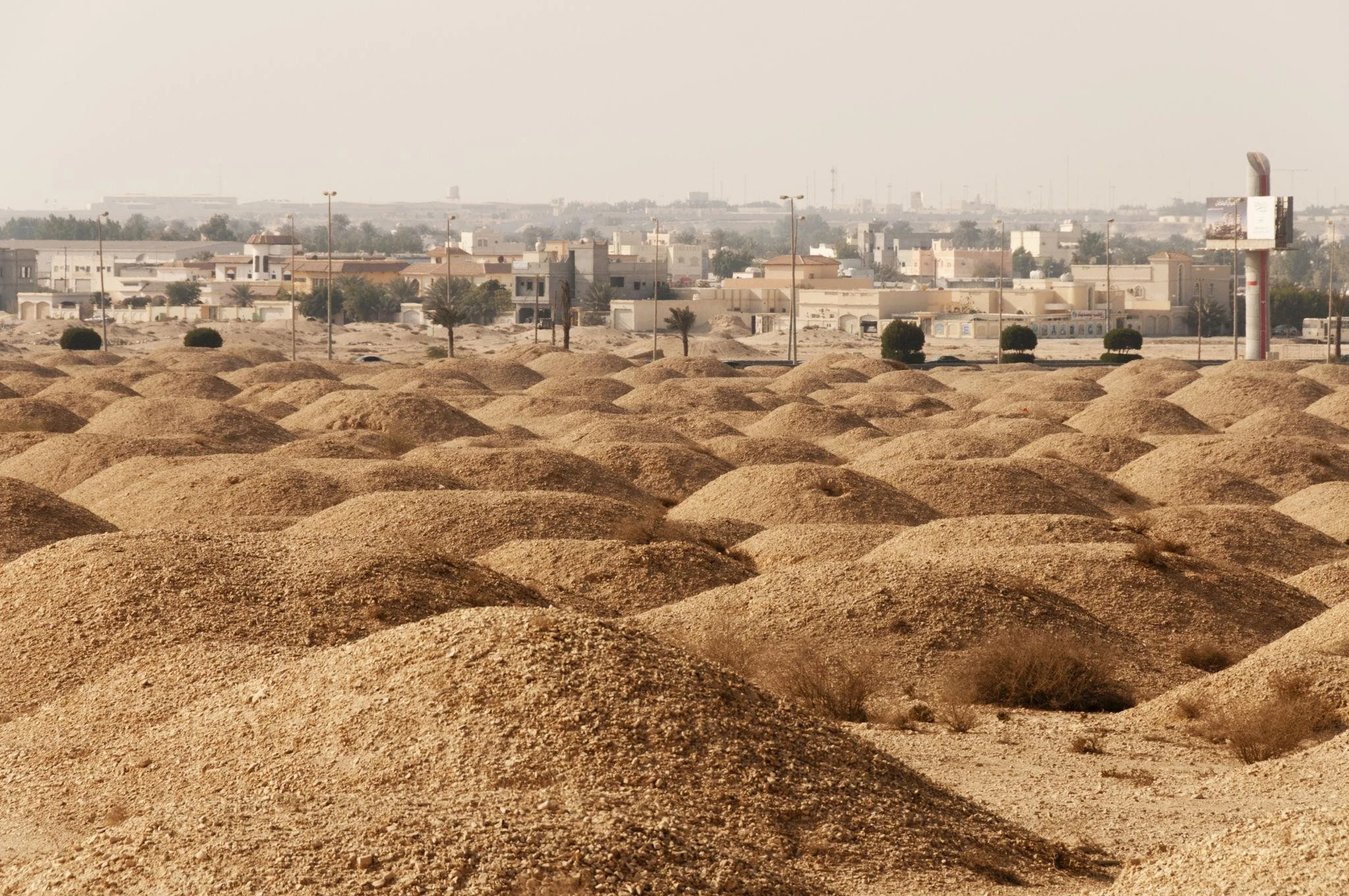 Lạc vào 'thành phố của người chết' nghìn tuổi giữa sa mạc Bahrain