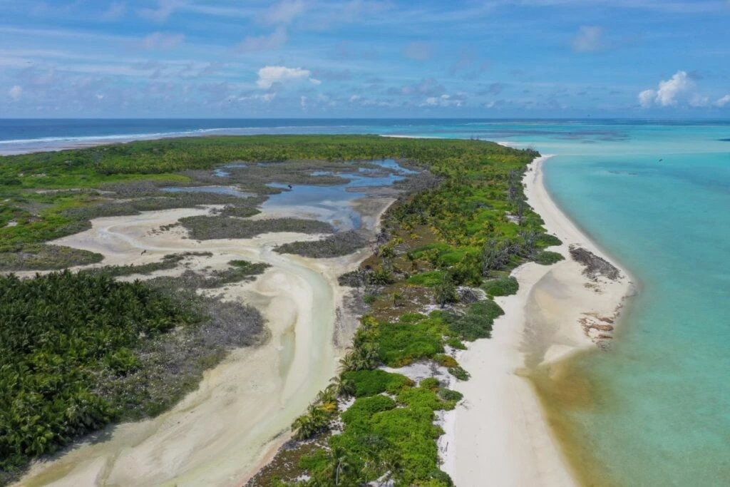 Điều kỳ diệu của hòn đảo san hô vòng lớn thứ hai thế giới 