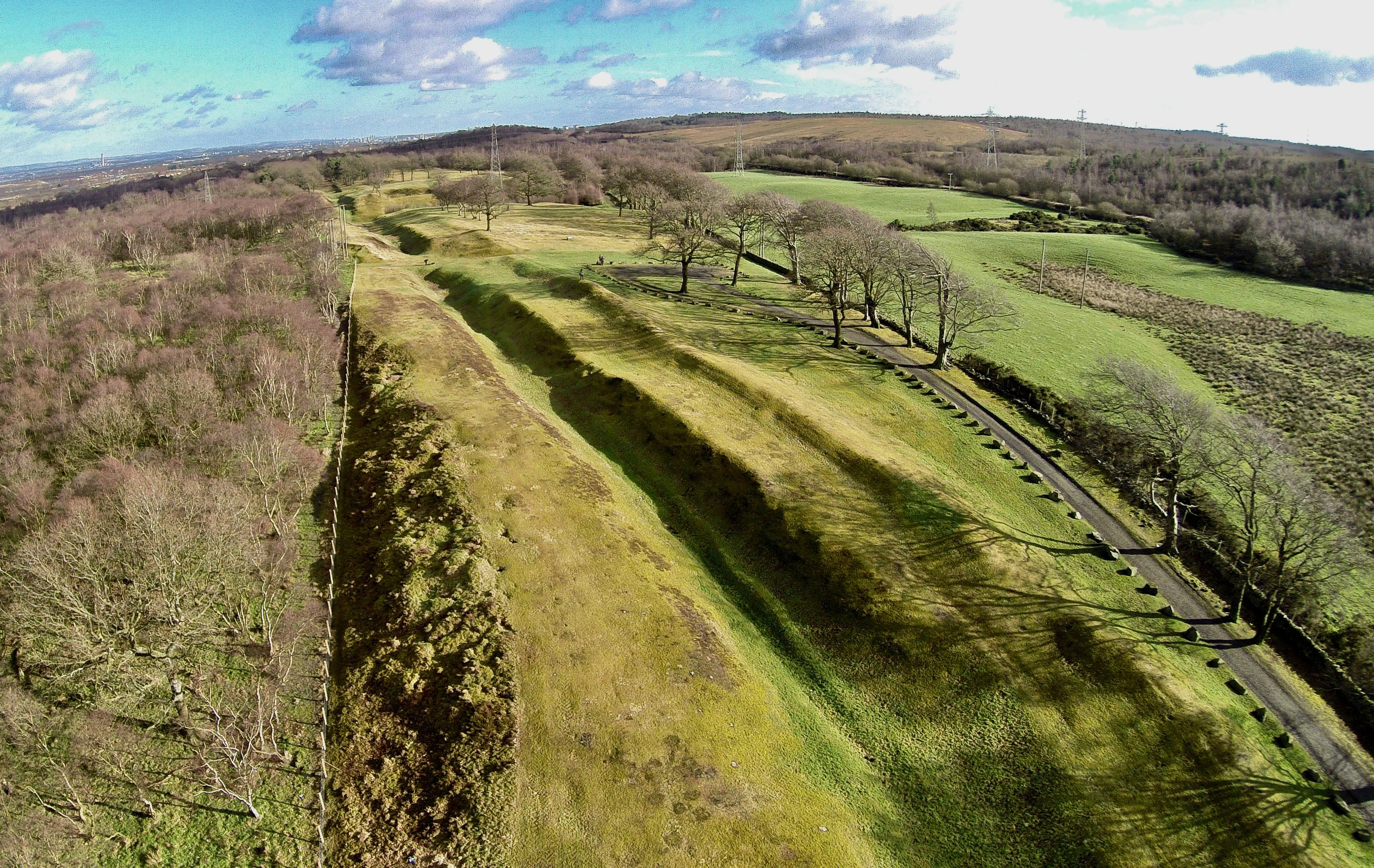 Tàn tích bức tường thành cổ nơi tận cùng biên giới đế chế La Mã 