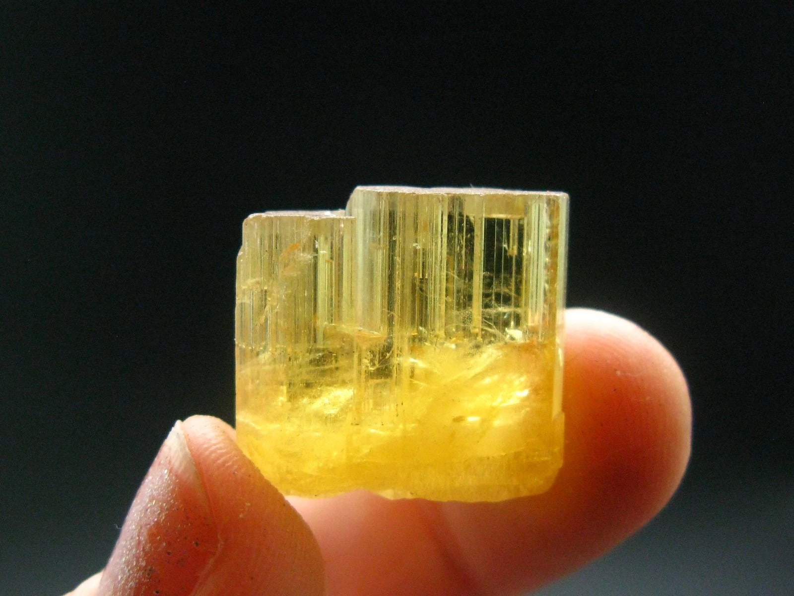 Khoáng vật vàng rực rỡ, được coi là món quà từ Mặt trời