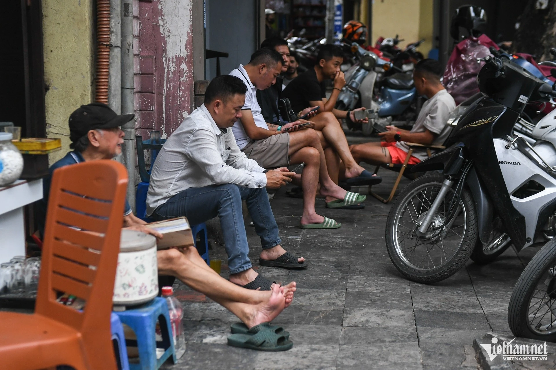 Muôn kiểu thích nghi sau dọn dẹp vỉa hè ở trung tâm Hà Nội 