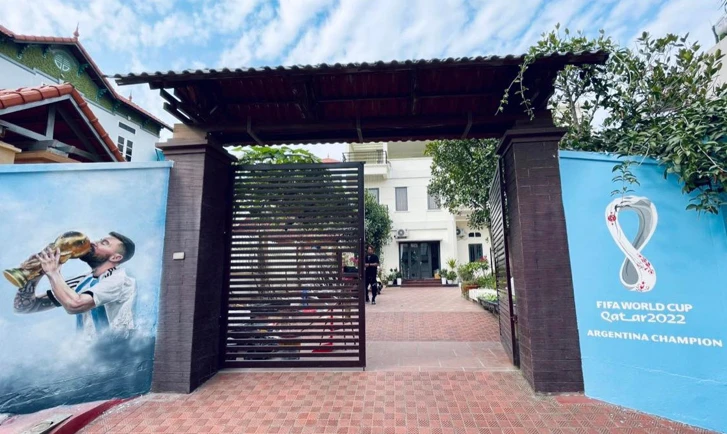 Mừng Argentina vô địch, fan cứng của Messi quyết định sơn lại tường nhà