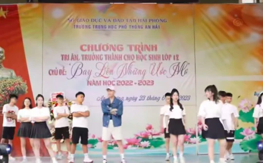 Thầy Hiệu phó hát, nhảy trong lễ chia tay học sinh gây "bão" mạng