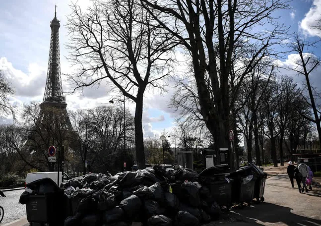 Sốc với hình ảnh rác thải chất đống tại "kinh đô ánh sáng" Paris
