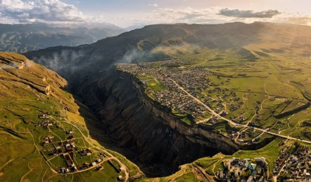 Ngỡ ngàng vẻ đẹp của ngôi làng nằm chênh vênh bên rìa vực núi sâu