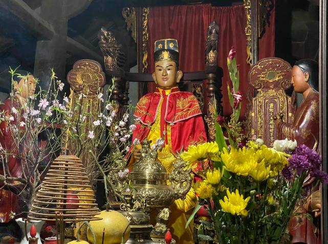 Kỳ lạ bức tượng biết “đứng lên, ngồi xuống” trong ngôi miếu cổ