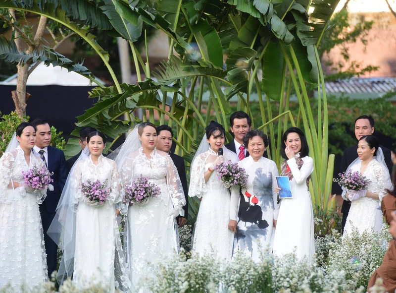 Video: Lễ cưới “có một không hai” của 20 cặp y, bác sĩ