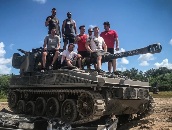 Độc lạ nước Mỹ: Trải nghiệm “lái xe tăng nghiền nát ô tô” “xả stress”