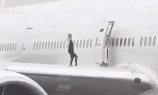 Sốc khi thấy tiếp viên hàng không chụp ảnh “tự sướng” trên cánh máy bay