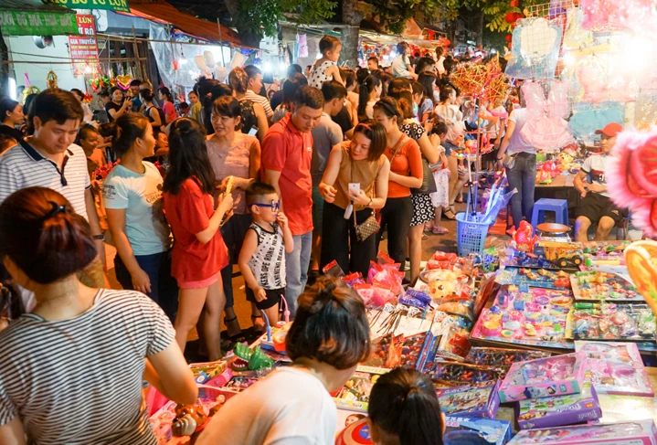 Video: Biển người đổ về phố Hàng Mã chơi Trung Thu sớm dịp cuối tuần