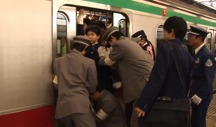 Công việc kỳ lạ: “nhồi người” lên tàu điện ngầm tại Nhật Bản