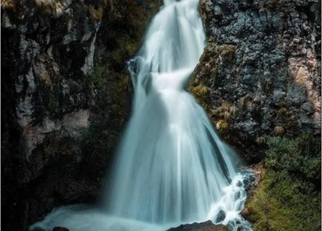 Ngỡ ngàng thác nước giống hệt cô gái mặc váy cưới