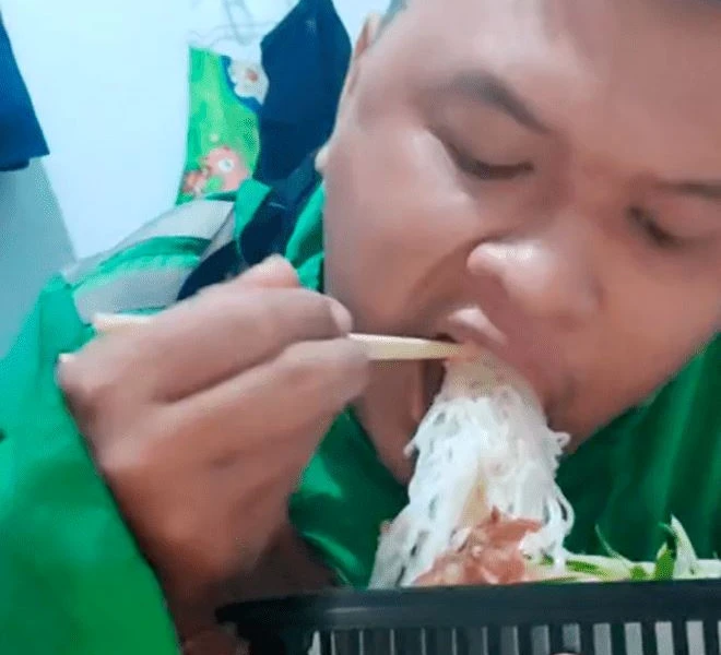 Video: Shipper bị "bom hàng" khiến bao người thấy ấm lòng