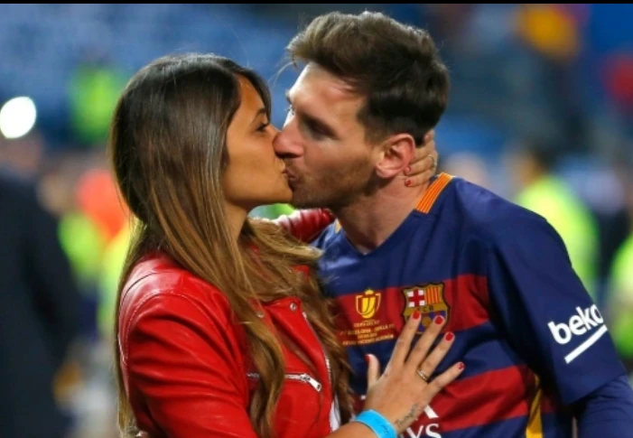 Nhan sắc nóng bỏng của vợ Messi và chuyện tình thời “ngốc xít”