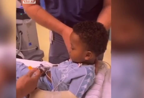 Cậu bé “cố cưỡng lại cơn buồn ngủ” khiến bác sĩ “cười ngất”