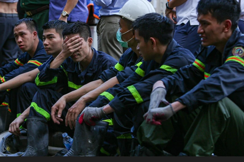 Video: Đồng đội bật khóc khi thi thể 3 chiến sĩ được đưa ra khỏi đám cháy