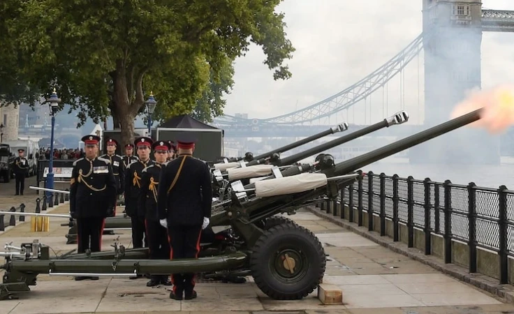 Video: Anh bắn 96 phát đại bác tưởng nhớ Nữ hoàng Elizabeth II