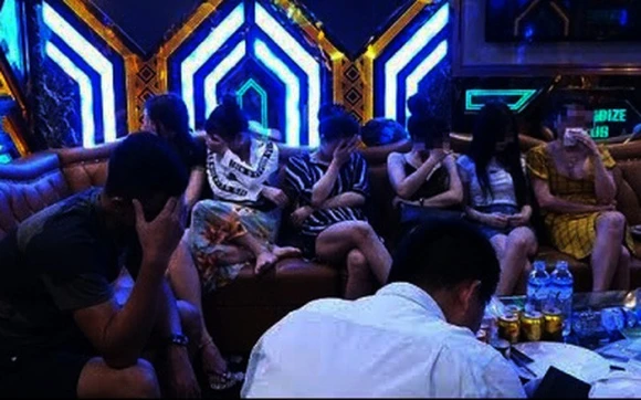 Video: 33 người Việt bị bắt khi bay lắc trong quán karaoke ở Hàn Quốc