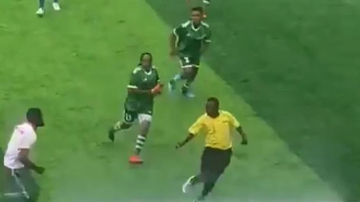 Độc lạ châu Phi: Trọng tài nam bị cả đội bóng nữ đuổi đánh