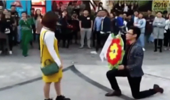 Thanh niên bị bạn gái “combat” vì mang vòng hoa cầu hôn