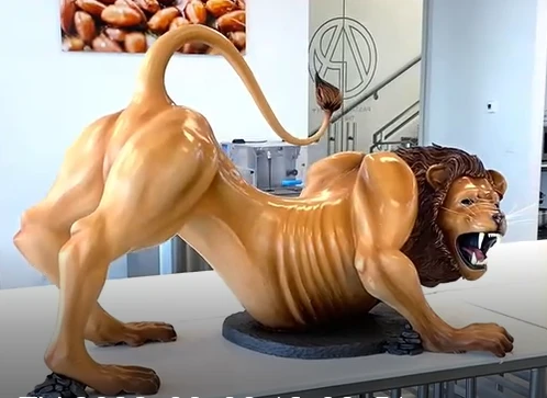 Video: Choáng váng với con sư tử khổng lồ bằng chocolate