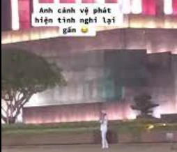 Video: "Hai đối tượng" lẻn vào khuôn viên Lăng Bác được cảnh vệ thơm má