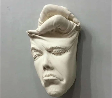 Bất ngờ với những tác phẩm điêu khắc mặt người siêu thực