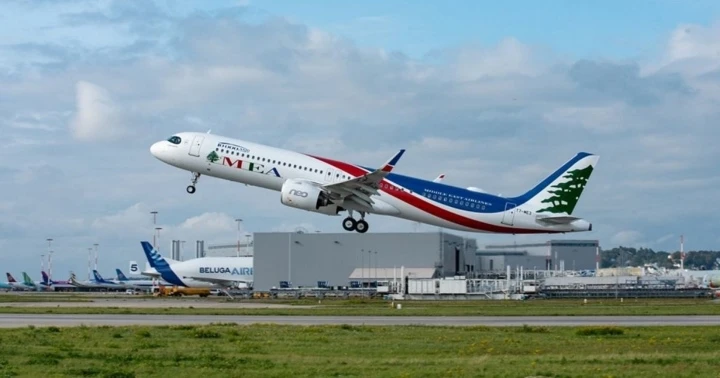 Nổ súng chỉ thiên ăn mừng, một máy bay chở khách trúng đạn lạc