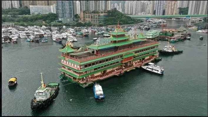 Video: Nhà hàng nổi biểu tượng của Hong Kong chìm trên Biển Đông