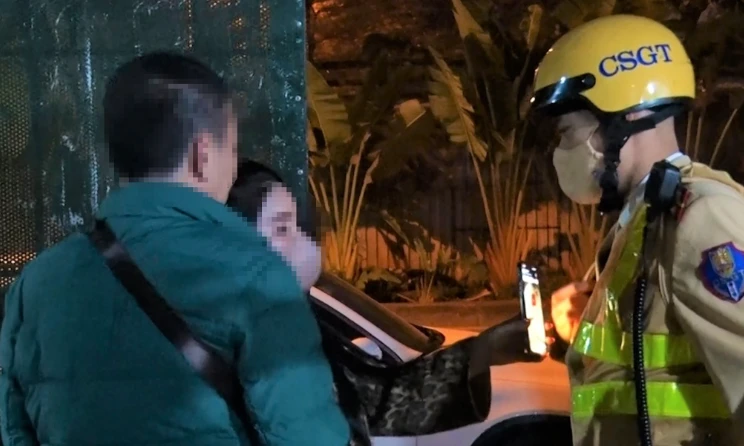 Chồng bị bắt thổi nồng độ cồn, vợ lớn tiếng quát CSGT