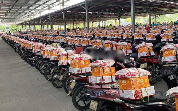 Video: Xôn xao hình ảnh “tặng quà Tết đến tận xe” cho công nhân