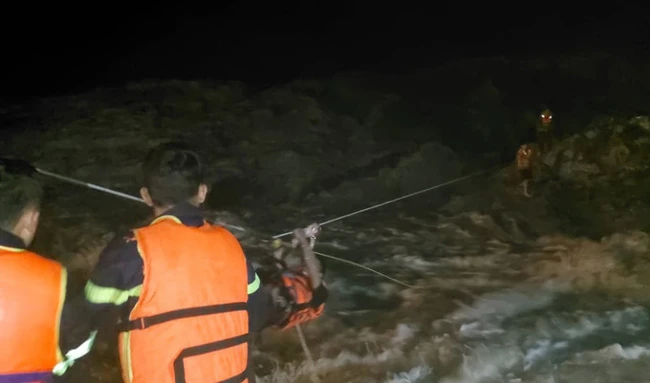 Video: Thót tim giải cứu 3 người kẹt trên mỏm đá giữa dòng lũ dữ