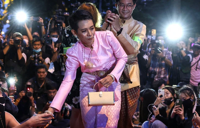 Video: Bị phạt 2 năm tù vì mặc đồ giống Hoàng hậu Thái Lan