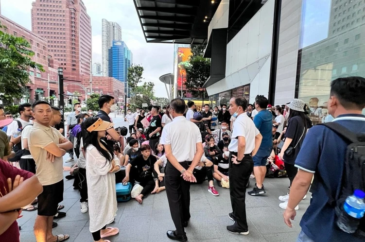 Video: Apple Store ở Singapore không cho khách xếp hàng mua iPhone 14
