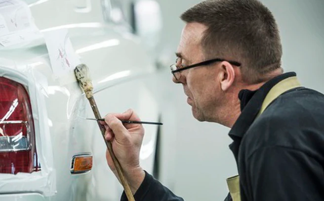 Video: Chân dung người duy nhất vẽ tay từng đường kẻ Rolls-Royce